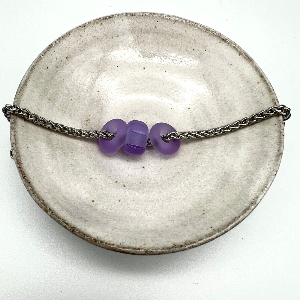Bracelet with 3 frosted lilac glass beads